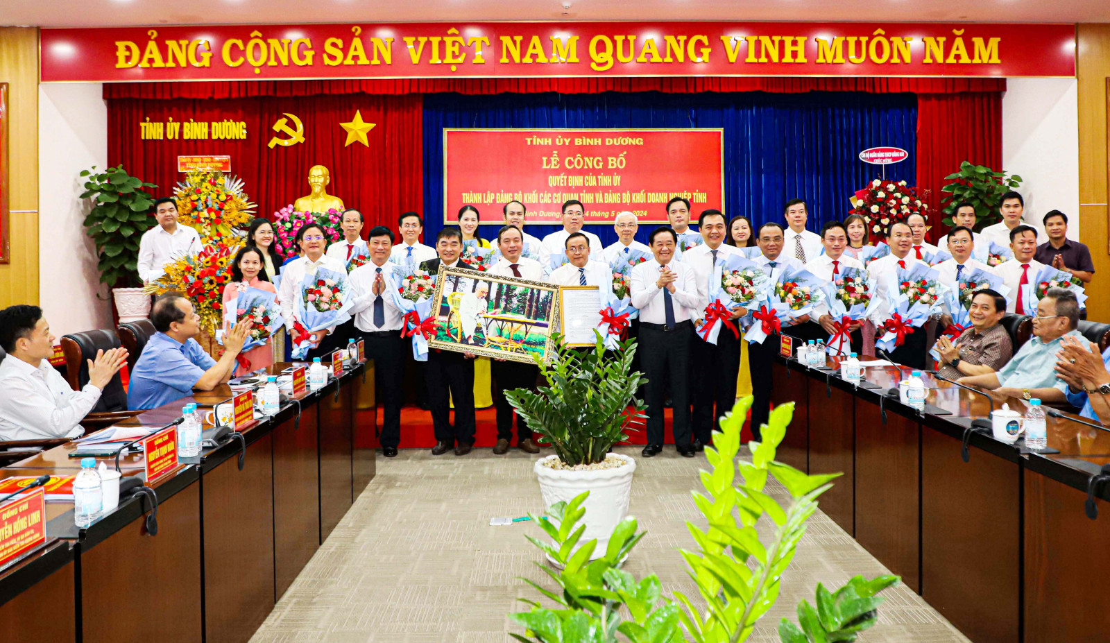 Đồng chí Nguyễn Hoàng Thao và đồng chí Võ Văn Minh tặng hoa và quà cho Ban Chấp hành Đảng bộ khối Doanh nghiệp tỉnh Bình Dương.